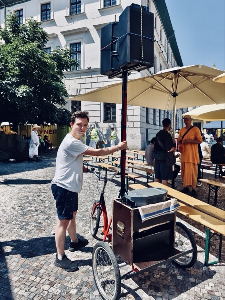 Zvučení průvodu festivalu Ratha Yatra, Praha